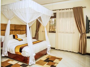 2 bedrooms, WiFi, bed sheets, wheelchair access - 2 Bed - Sleeps 4 - Parking - 20 min to Airport (Entebbe)