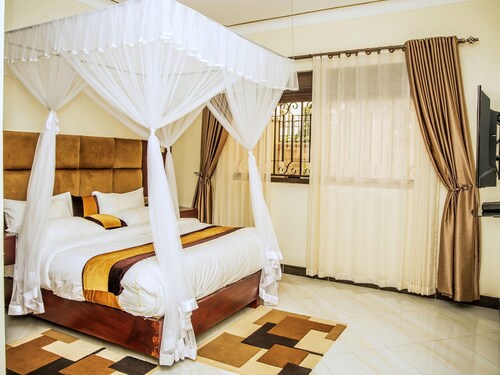 2 Bed - Sleeps 4 - Parking - 20 min to Airport