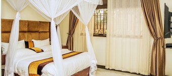 2 Bed - Sleeps 4 - Parking - 20 min to Airport