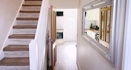 The Serene Stays - 3 Bed Home in Oldham Manchester