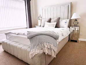 3 bedrooms, iron/ironing board, WiFi, bed sheets - The Serene Stays Sleeps 6 with Garden (Oldham)