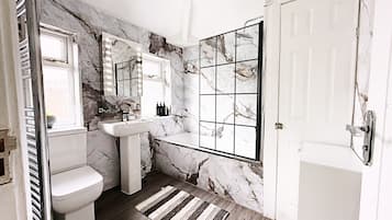Combined shower/tub, hair dryer, towels