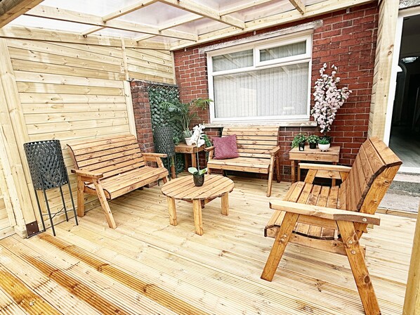 Terrace/patio - The Serene Stays Sleeps 6 with Garden (Oldham)