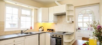 Homely, 4-Bed House close to stunning beach
