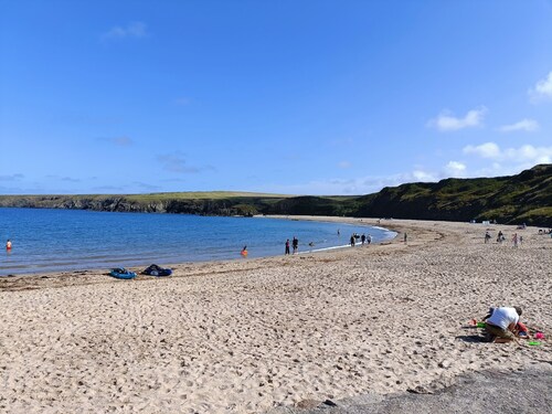 Homely, 4-Bed House close to stunning beach