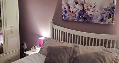 House - Sleeps 4 with Cozy Fireplace