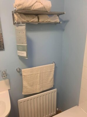 Combined shower/tub, hair dryer, towels