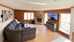 Smart TV, chimenea, reproductor de DVD, futbolito