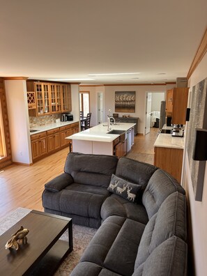 Smart-TV, Kamin, DVD-Player, Tischfußball