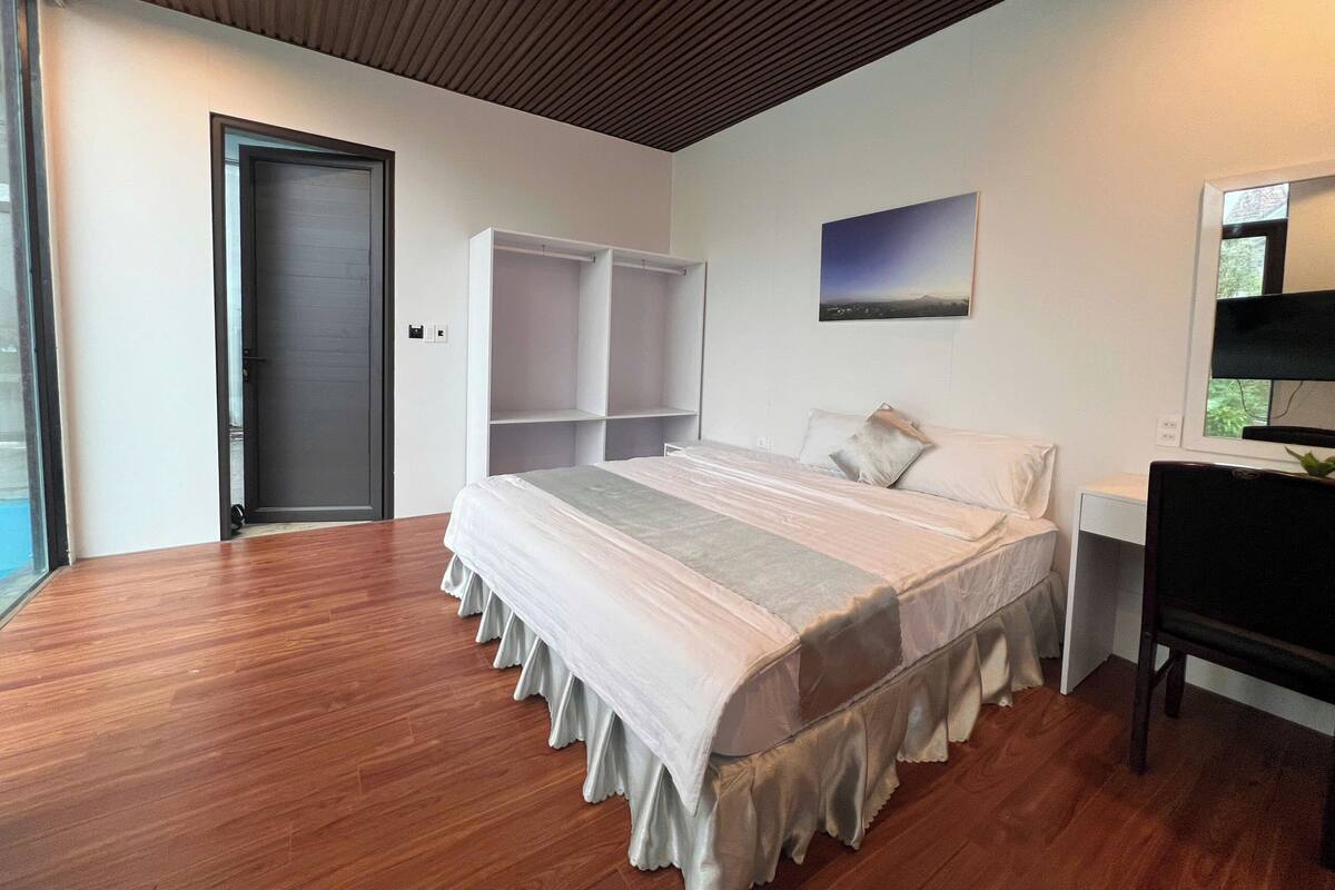 1 bedroom, premium bedding, individually decorated