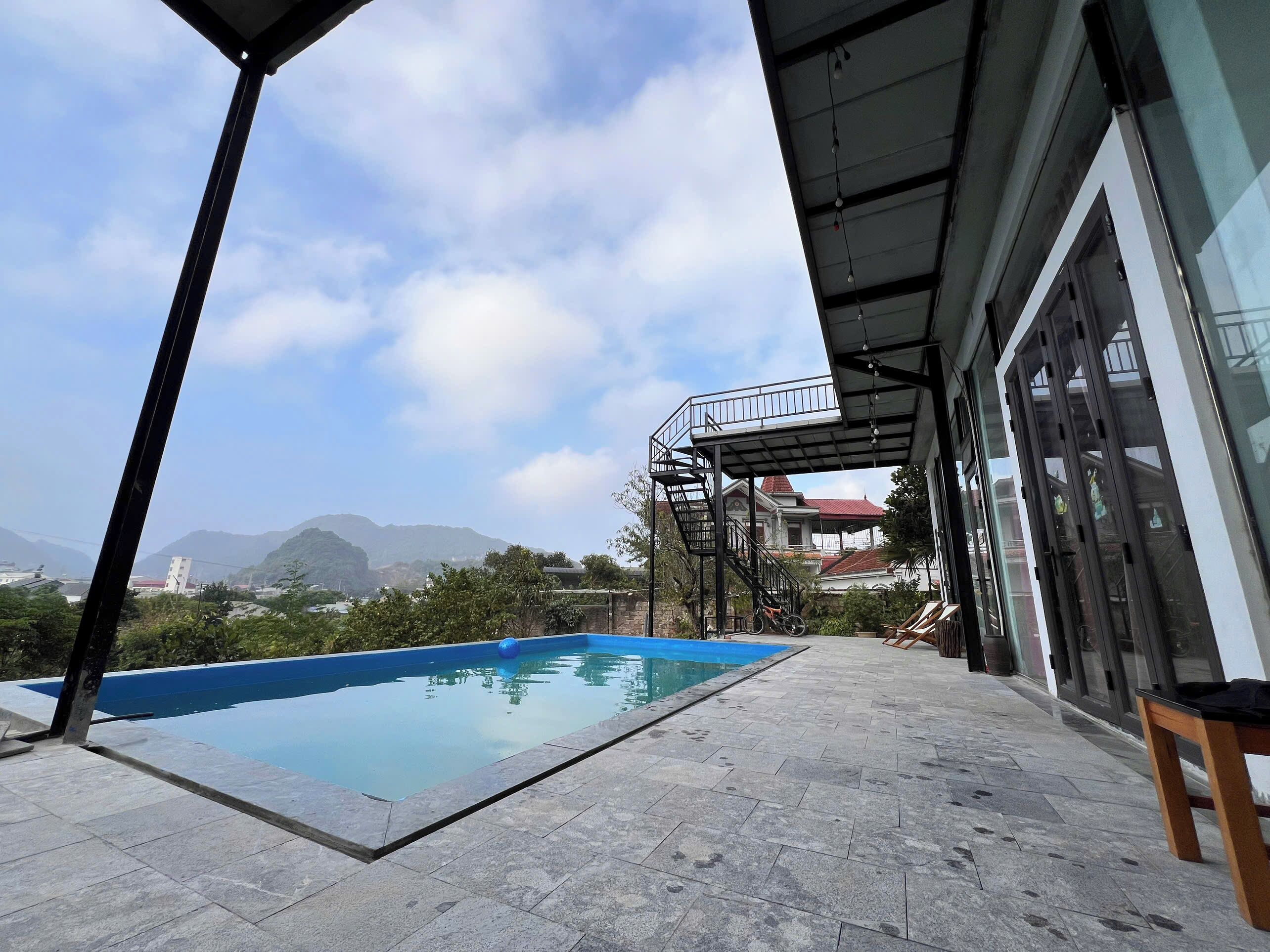 Une piscine extérieure offrant une vue dégagée sur les montagnes en arrière-plan.
