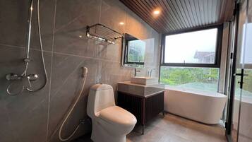 Deluxe Single Room | Bathroom | Shower, free toiletries, hair dryer, slippers