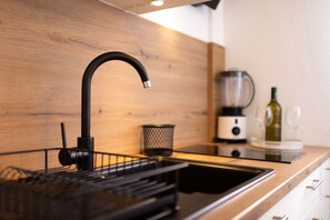 Kühlschrank, Mikrowelle, Herdplatte, Wasserkocher mit Kaffee-/Teezubehör