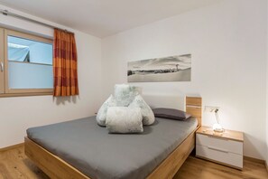2 slaapkamers, een strijkplank/strijkijzer, gratis wifi, beddengoed