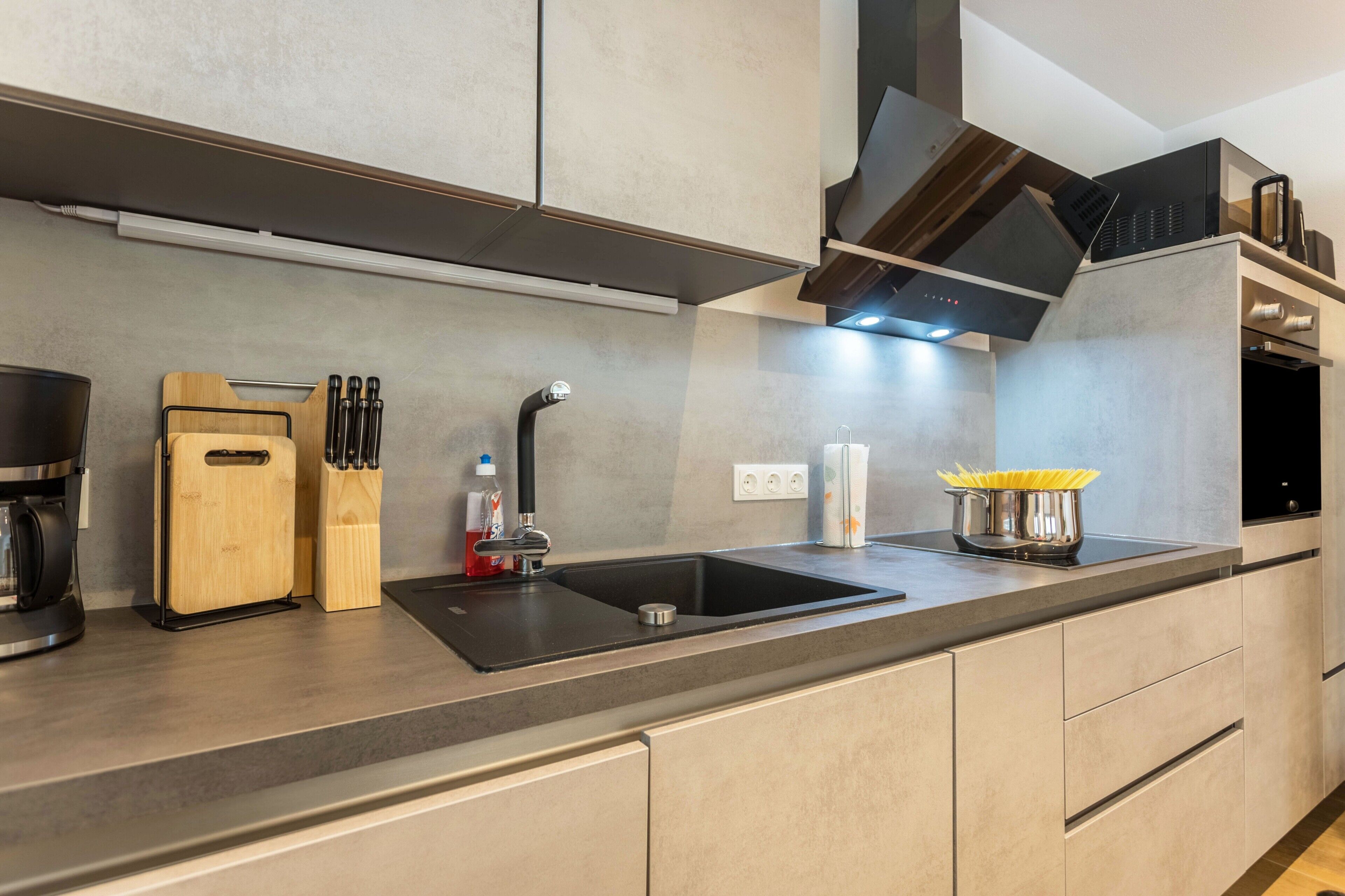 Réfrigérateur, micro-ondes, four, plaque de cuisson