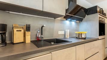 Réfrigérateur, micro-ondes, four, plaque de cuisson