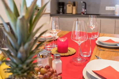 Dining. Ferienwohnung 'Dorfblick' mit Alpenblick, Gemeinschaftsgarten und WLAN