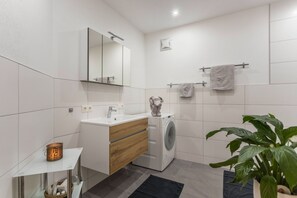 Een douche, een haardroger, handdoeken