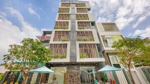 Front of property - Dolphin Hotel and Apartment (Da Nang)
