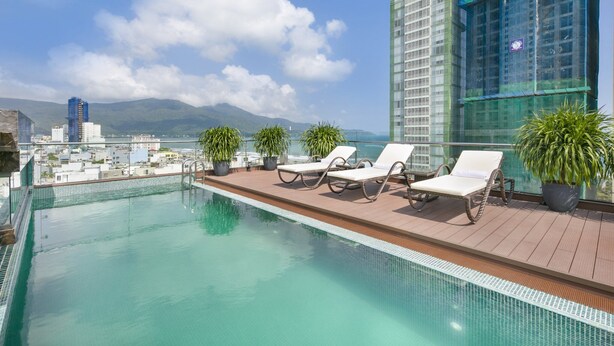 Rooftop pool - Dolphin Hotel and Apartment (Da Nang)