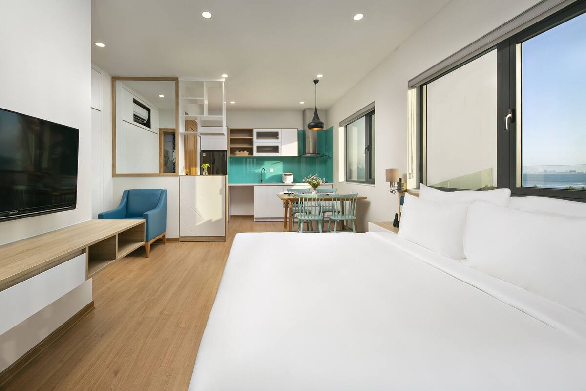 Luxe studio | Luxe beddengoed, bedden met traagschuimmatrassen, een minibar