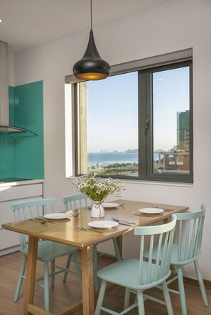 Luxury Studio | Private kitchen | Fridge, microwave, stovetop, rice cooker - Dolphin Hotel and Apartment (Da Nang)