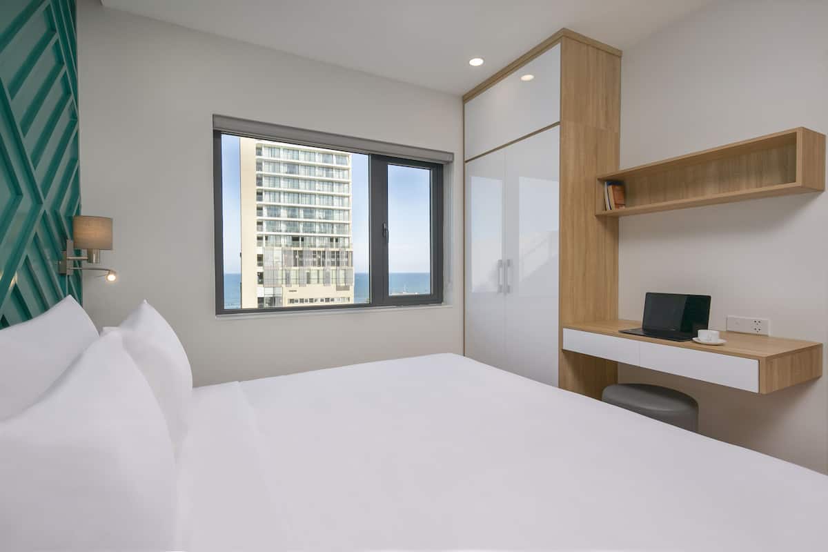 Superior studio | Luxe beddengoed, bedden met traagschuimmatrassen, een minibar
