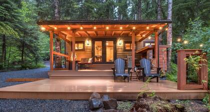 Li'l Finch Mt. Rainier tiny cabin with covered Hot tub and steam sauna