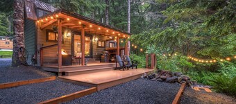 Li'l Finch  Mt. Rainier tiny cabin with covered Hot tub and steam sauna