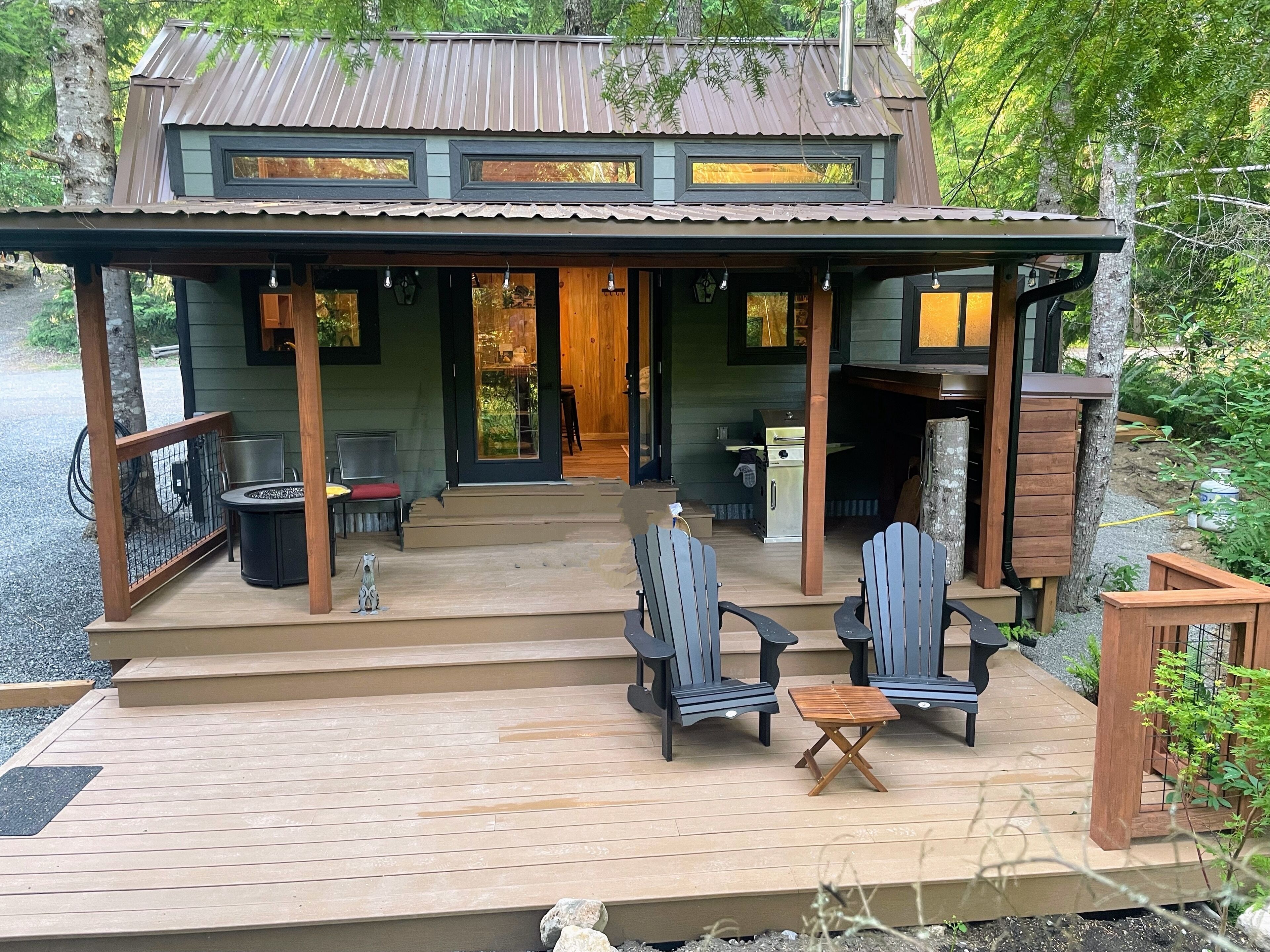 Li'l Finch  Mt. Rainier tiny cabin with covered Hot tub and steam sauna