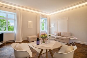 TV, DVD player - Apartment 'Schloss Kirchberg - Fleur' with Lake View, Private Garden and Wi-Fi (Immenstaad)