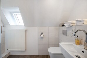 Shower, hair dryer, towels - Apartment "An der Rehkoppel" with Private Garden & Wi-Fi (Boren)