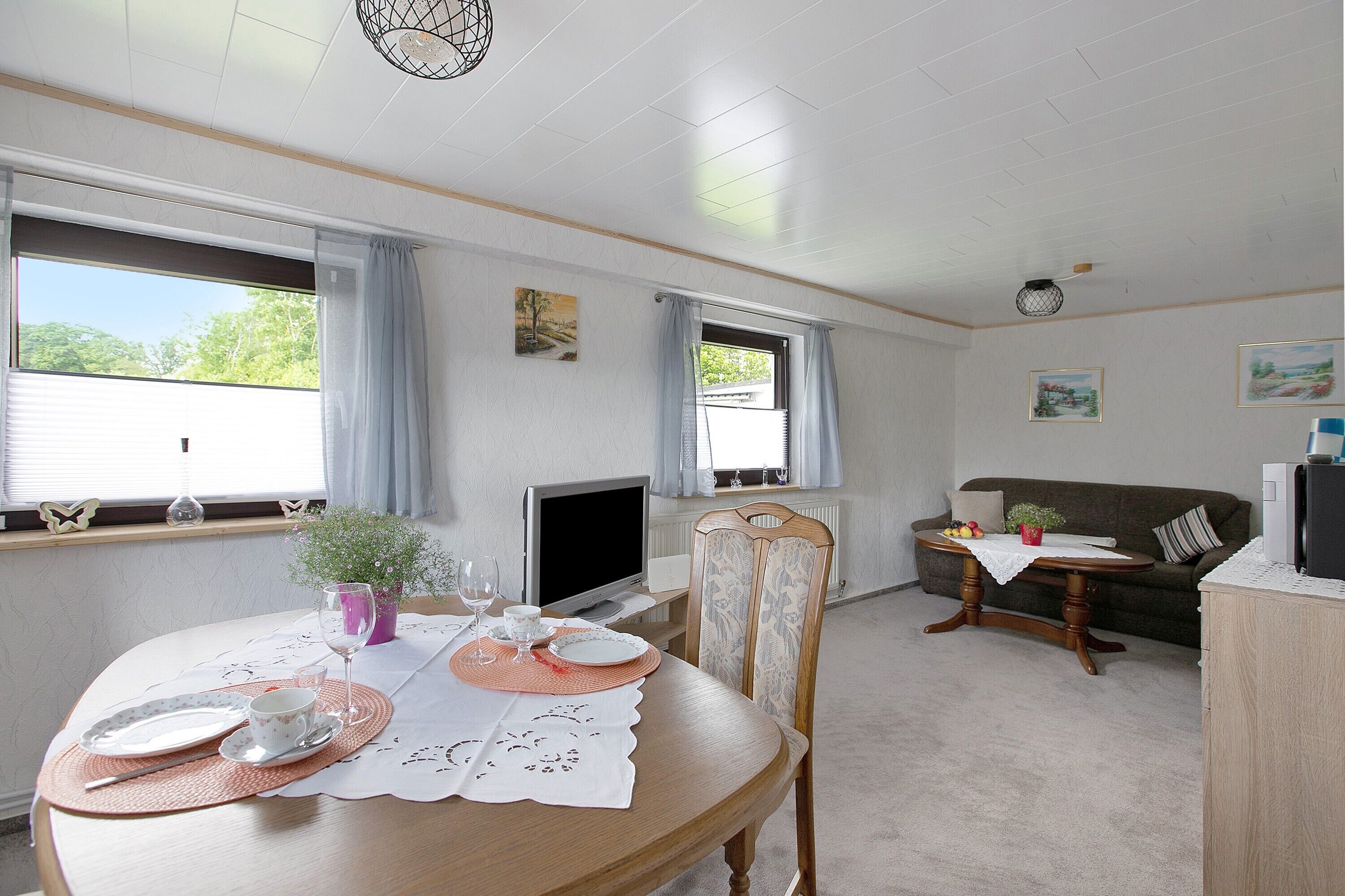 Een televisie en een stereo