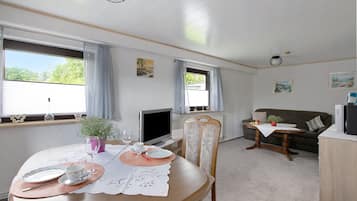 Een televisie en een stereo