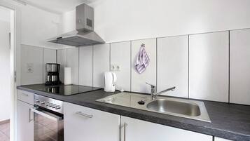 Jääkaappi, mikroaaltouuni, uuni, liesi