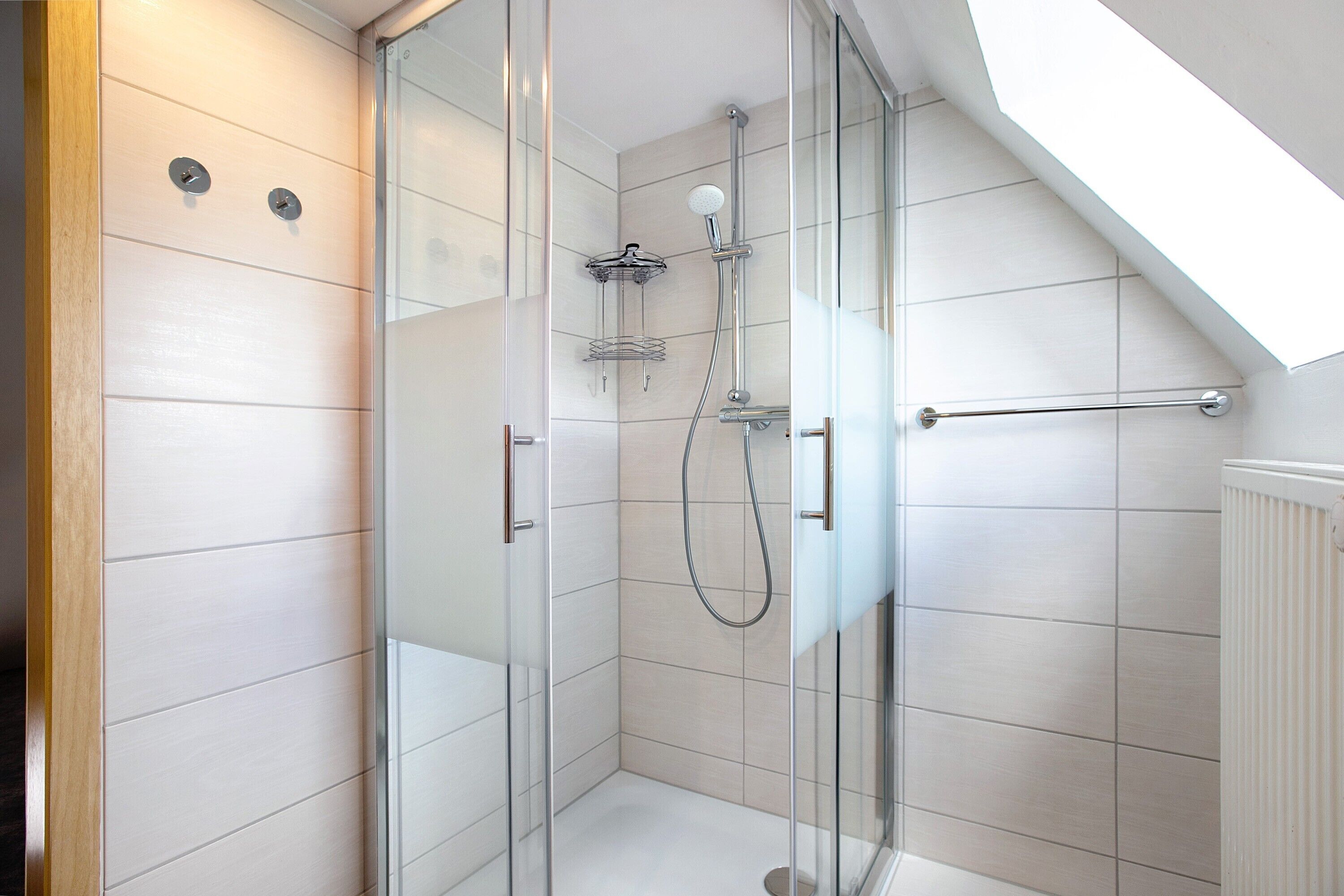 Een douche, een haardroger, handdoeken