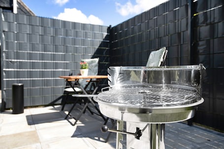 屋外ダイニングエリア. Apartment "An der Rehkoppel" with Private Garden & Wi-Fi