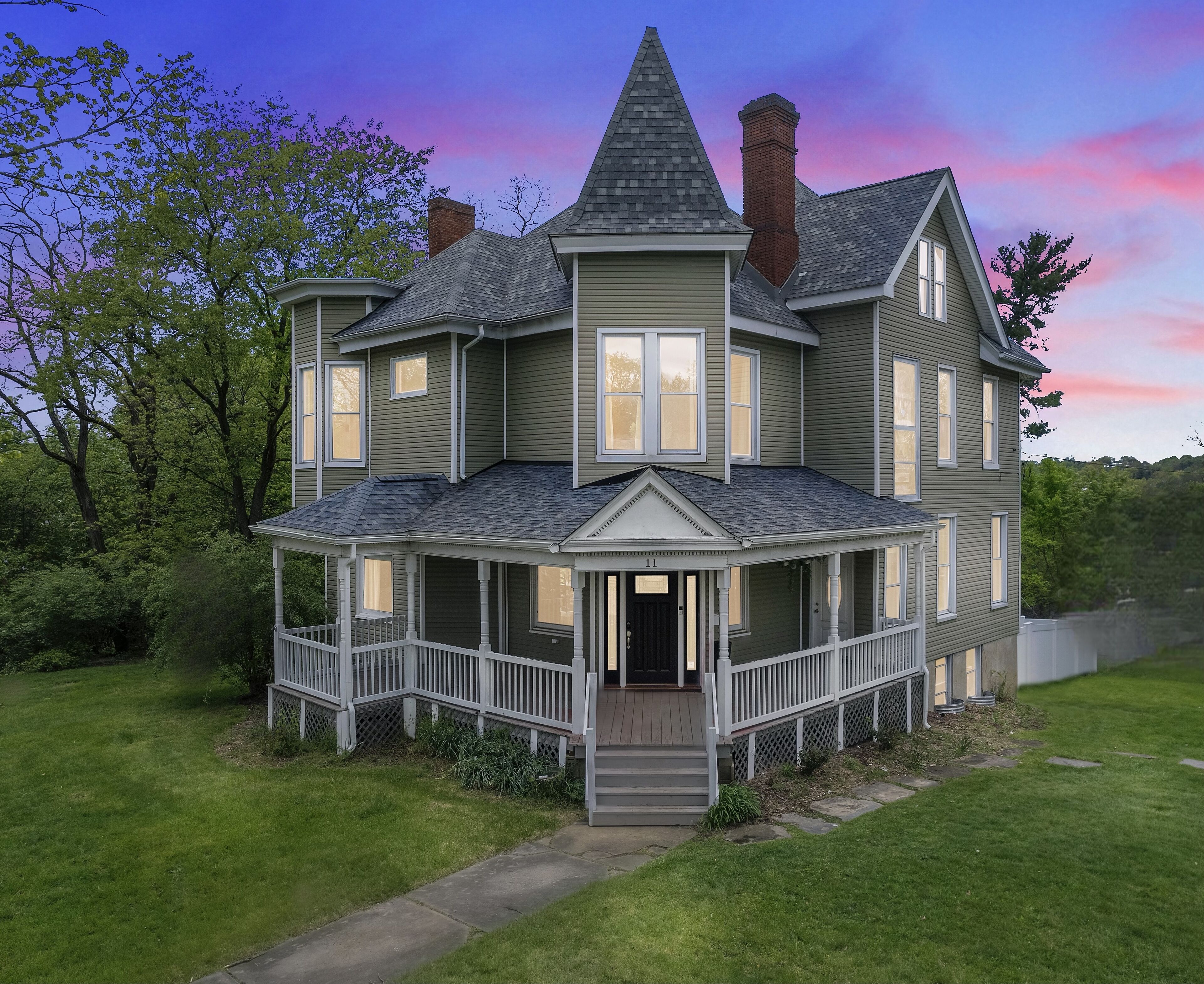 Victorian Estate • Mins to DT • Sleeps 22+