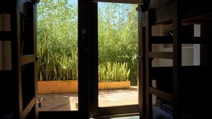 Dormitorio compartido básico, 1 habitación, cocina, vistas al patio | Terraza o patio