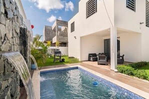 Una piscina cubierta, una piscina climatizada