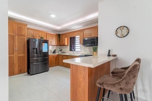 Fridge, microwave, oven, stovetop - Lujo en el Centro de Bonao Piscina Privada King Bed (Bonao)
