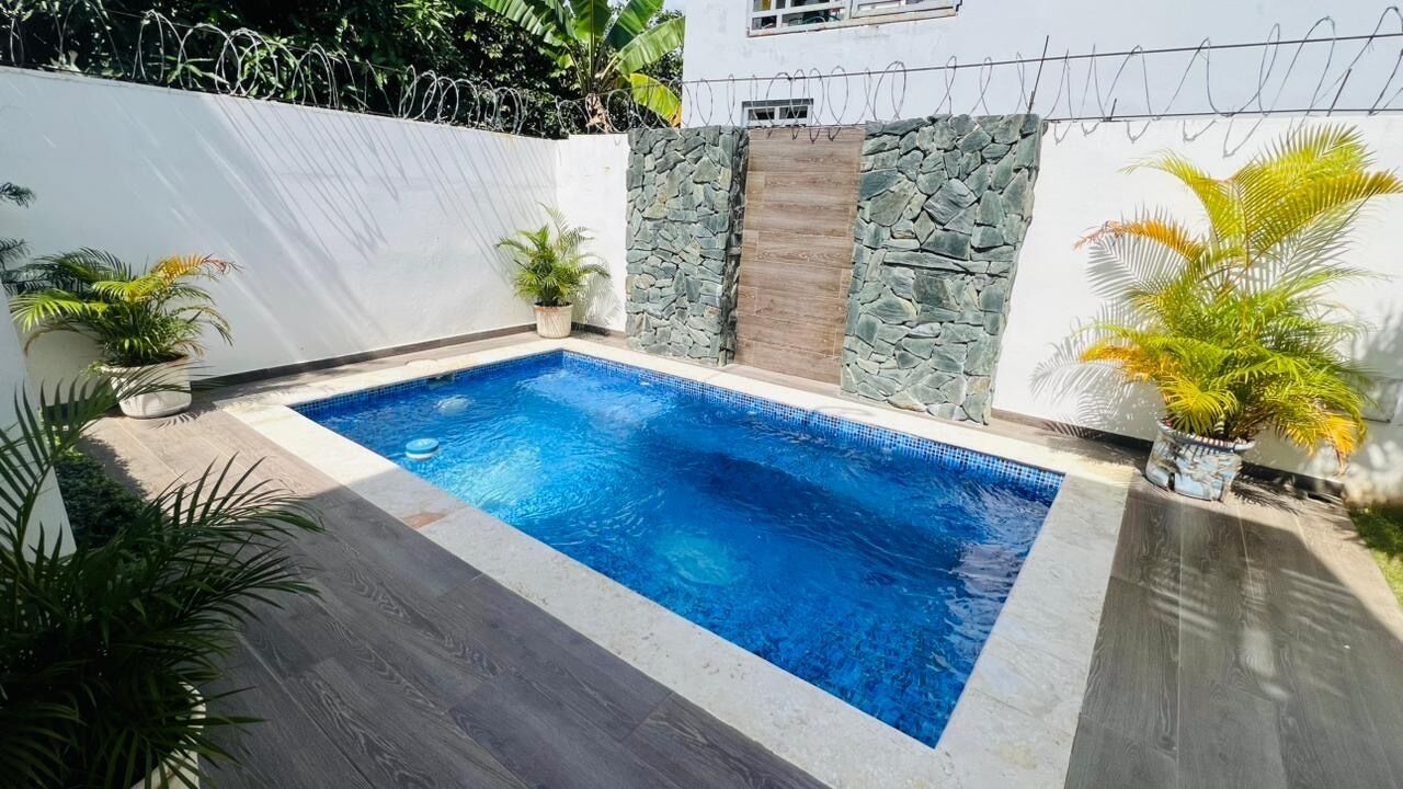 Una piscina cubierta, una piscina climatizada