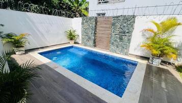 Una piscina cubierta, una piscina climatizada