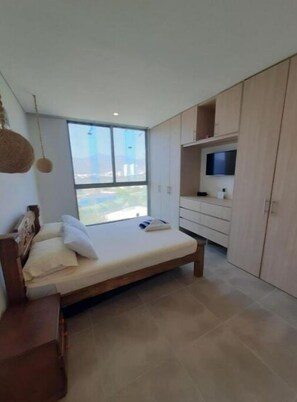 2 quartos, escrivaninha, ferros/tábuas de passar roupa