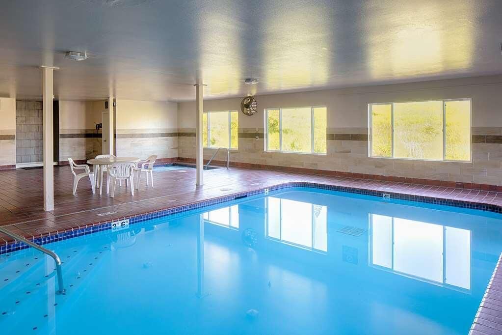 Pet Friendly Unit in Red Lion Inn & Suites Sequim, Pool, Breakfast, Parking