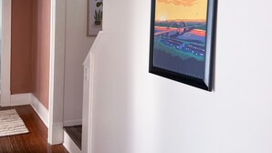 Un corridoio con un quadro appeso che raffigura Memphis.