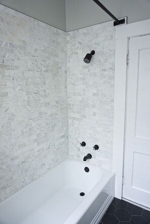 Haartrockner, Handtücher, Seife, Toilettenpapier
