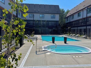 Outdoor pool, a heated pool - 🦉*Prime Location* Cozy Canmore Studio🦉 (Canmore)