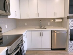 Fridge, microwave, oven, stovetop - 🦉*Prime Location* Cozy Canmore Studio🦉 (Canmore)