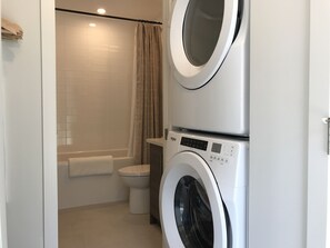 Haartrockner, Handtücher, Seife, Shampoo